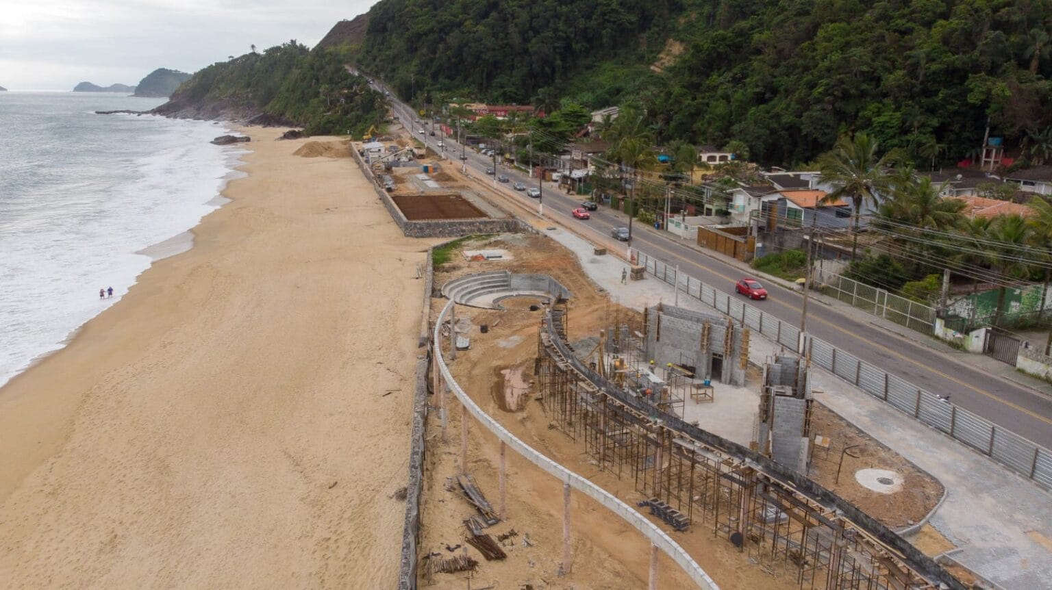 Avançam as obras de urbanização da Praça Pôr do Sol e da orla de